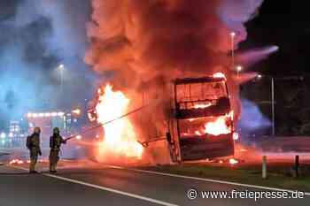 Schreckmoment auf Heimreise vom Blasmusikfestival im Erzgebirge: Bus brennt aus – „Es gab viele Tränen“