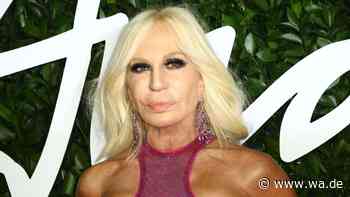 Mit 71 beweist Donatella Versace, dass sie keineswegs eine Rentnerin ist