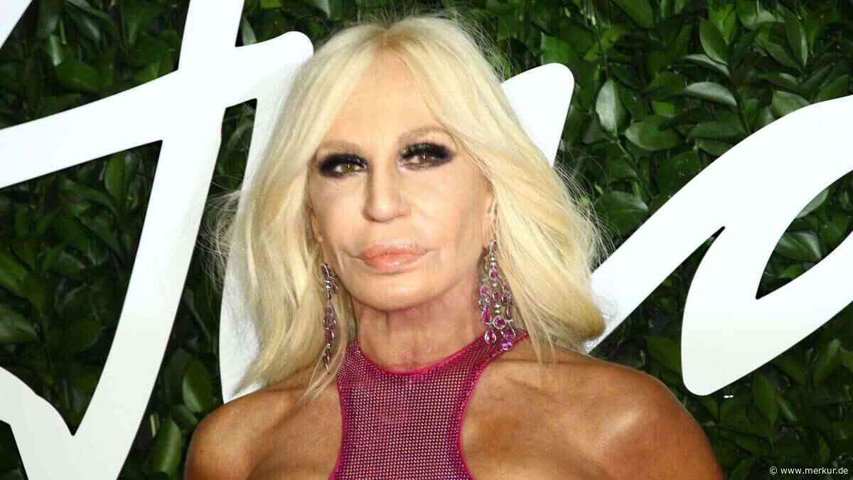 Mit 71 beweist Donatella Versace, dass sie keineswegs eine Rentnerin ist