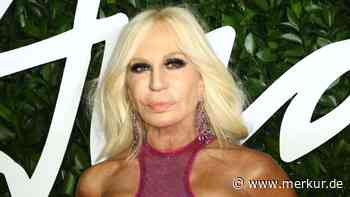 Mit 71 beweist Donatella Versace, dass sie keineswegs eine Rentnerin ist