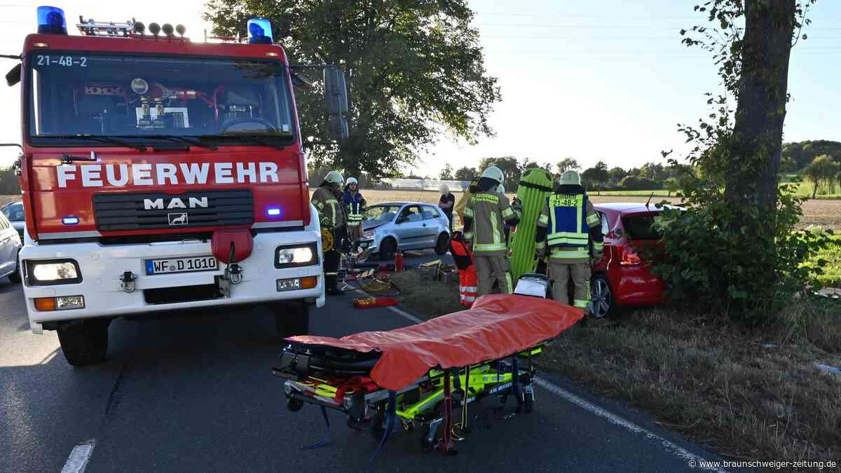 Wolfenbüttel: Autos stoßen auf L495 zusammen – Feuerwehr befreit Verletzte