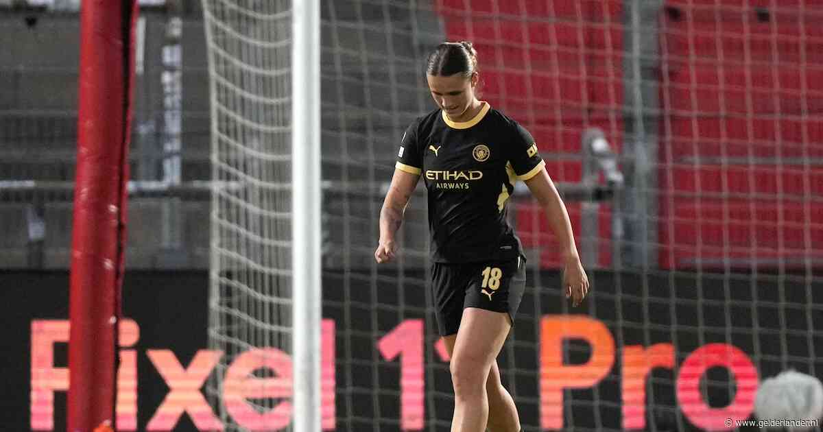Kerstin Casparij ongelukkig van start in vrouwelijke Champions League met curieus eigen doelpunt