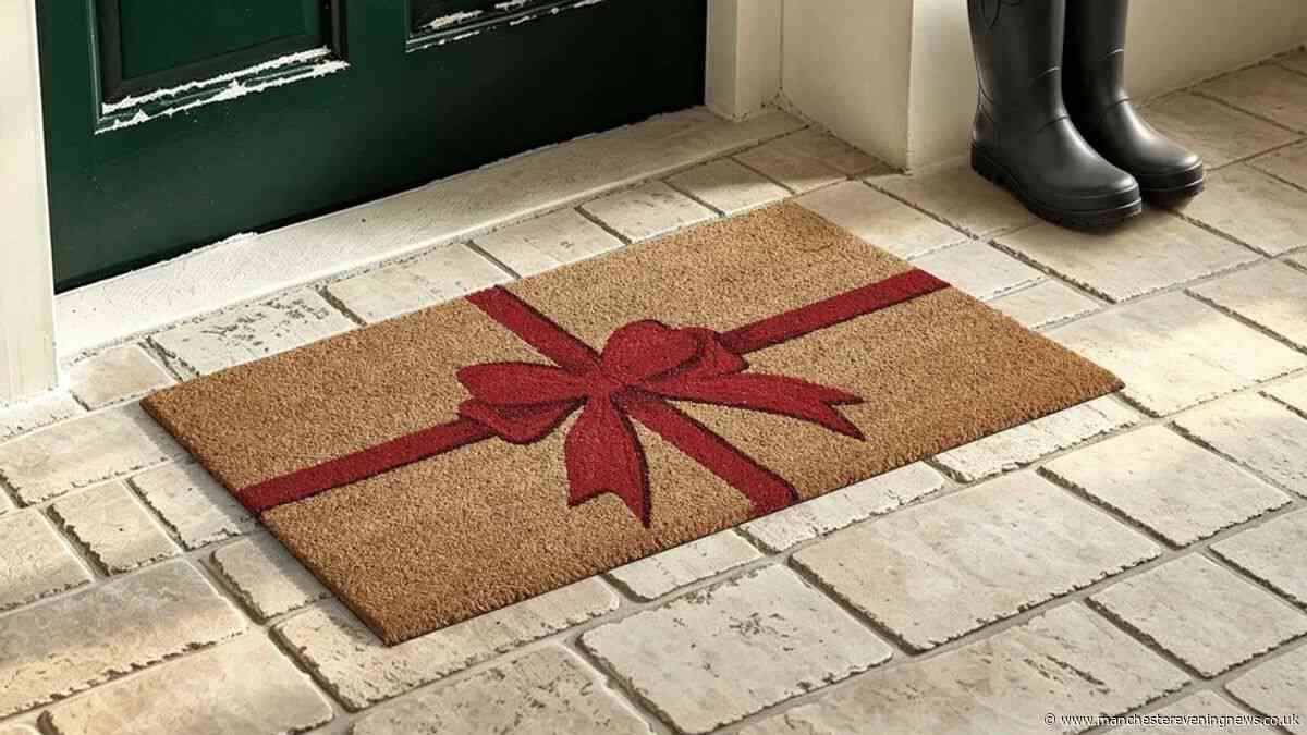 Dusk shoppers race to buy £10 Christmas doormat with a 'luxury' country house feel