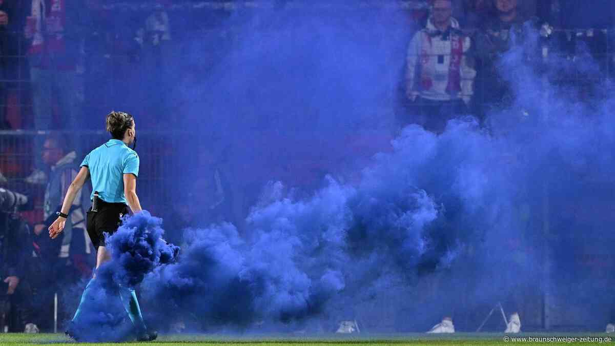 Kurioses Pyro-Gegentor: Gwinn-Treffer reicht Bayern gegen Manchester nicht