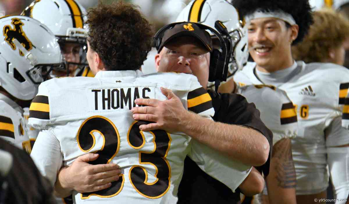 Pokes, 'Bows Set to Hook Up Saturday For 30th Time