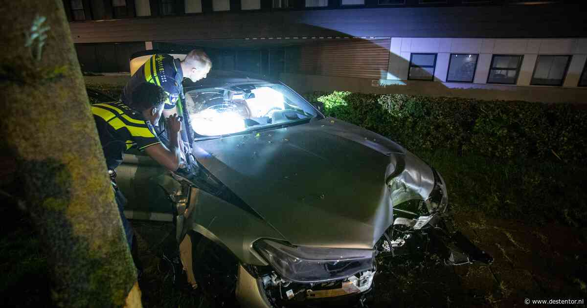 Ravage in Zwolle: remspoor van 140 meter, boom onthoofd en auto total loss
