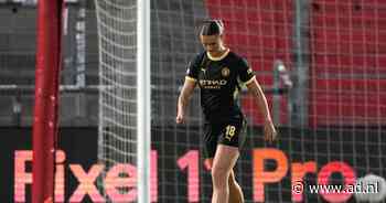 Oranje-international Casparij ongelukkig van start in CL met curieus eigen doelpunt, nipte zege voor coach Slegers