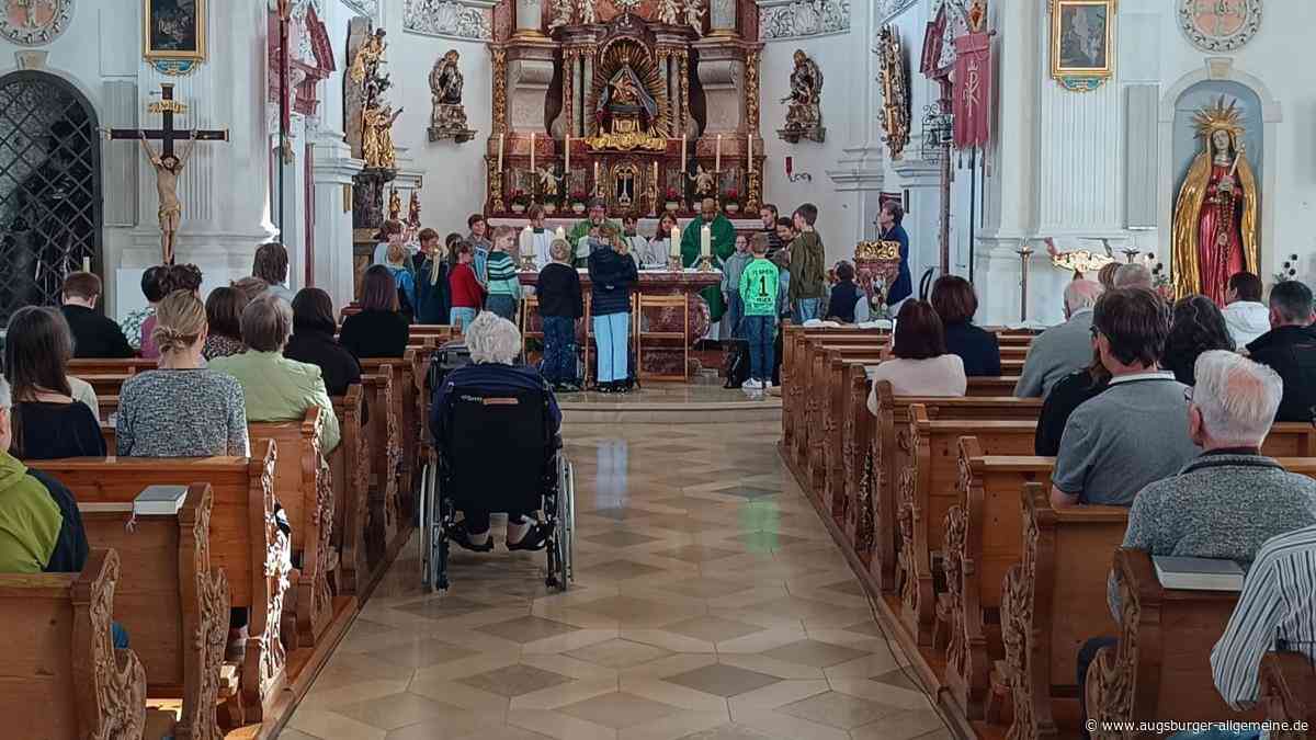 Viele Besucher beim Familiengottesdienst und Famielenfest in Vilgertshofen