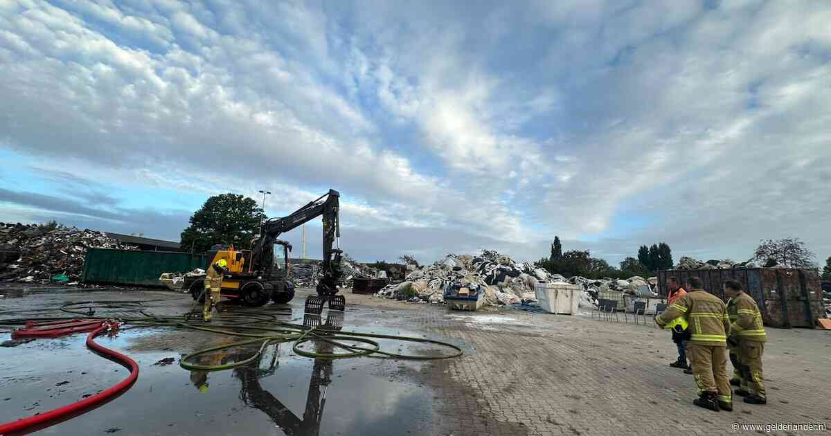 Brandweer gebruikte bluswater met PFAS bij afvalbrand in Dinxperlo: ‘We pompen het op en slaan het elders op’
