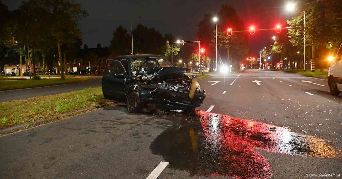 Auto total loss door botsing met busje in Breda, inzittende naar ziekenhuis