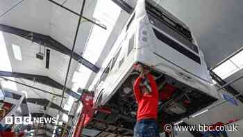 Hundreds return at bus firm as pay deal ends strike