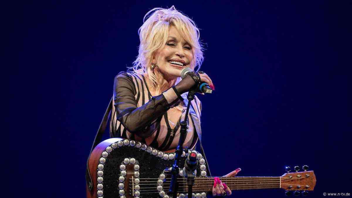 Gut ein Jahr vor ihrem Tod : Dolly Parton soll in Frankfurt eine Krebstherapie gemacht haben 