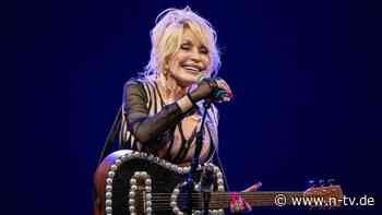 Gut ein Jahr vor ihrem Tod : Dolly Parton soll in Frankfurt eine Krebstherapie gemacht haben 