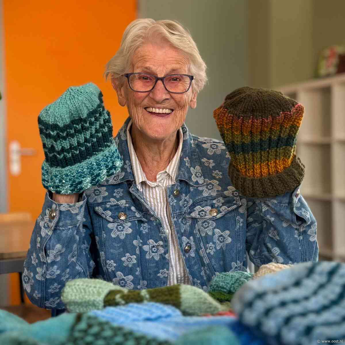 Van breinaald naar opvang: Ger (97) maakt mutsen voor jonge asielzoekers