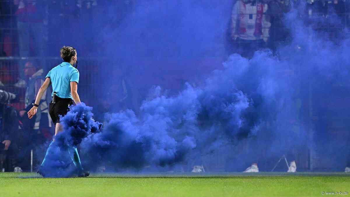 Bayern-Fußballerinnen irritiert: Schiedsrichterin sorgt mit Pyro-Aktion für Ärger