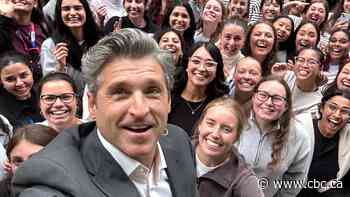 'McDreamy!' Grey's Anatomy star takes selfies with U of T students | The Moment