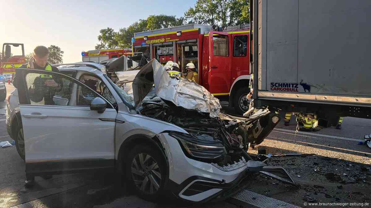 Auto prallt auf A1 ungebremst auf Laster – Fahrer stirbt