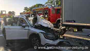 Auto prallt auf A1 ungebremst auf Laster – Fahrer stirbt