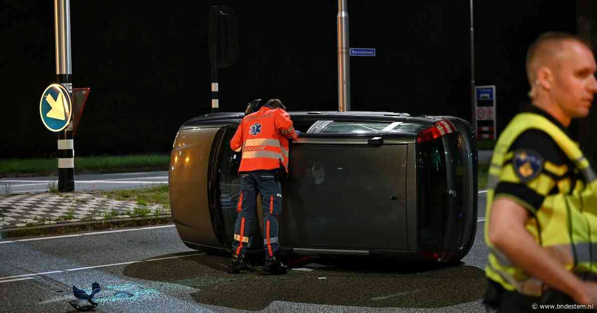 Auto belandt op zijkant na botsing op Ringbaan-West in Tilburg, automobiliste naar ziekenhuis