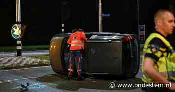 Auto belandt op zijkant na botsing op Ringbaan-West in Tilburg, automobiliste naar ziekenhuis