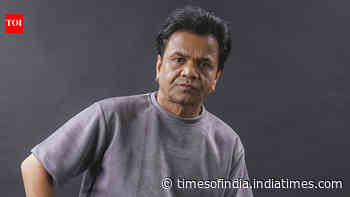 Rajpal Yadav opts for public queue at Lalbaugcha Raja for darshan