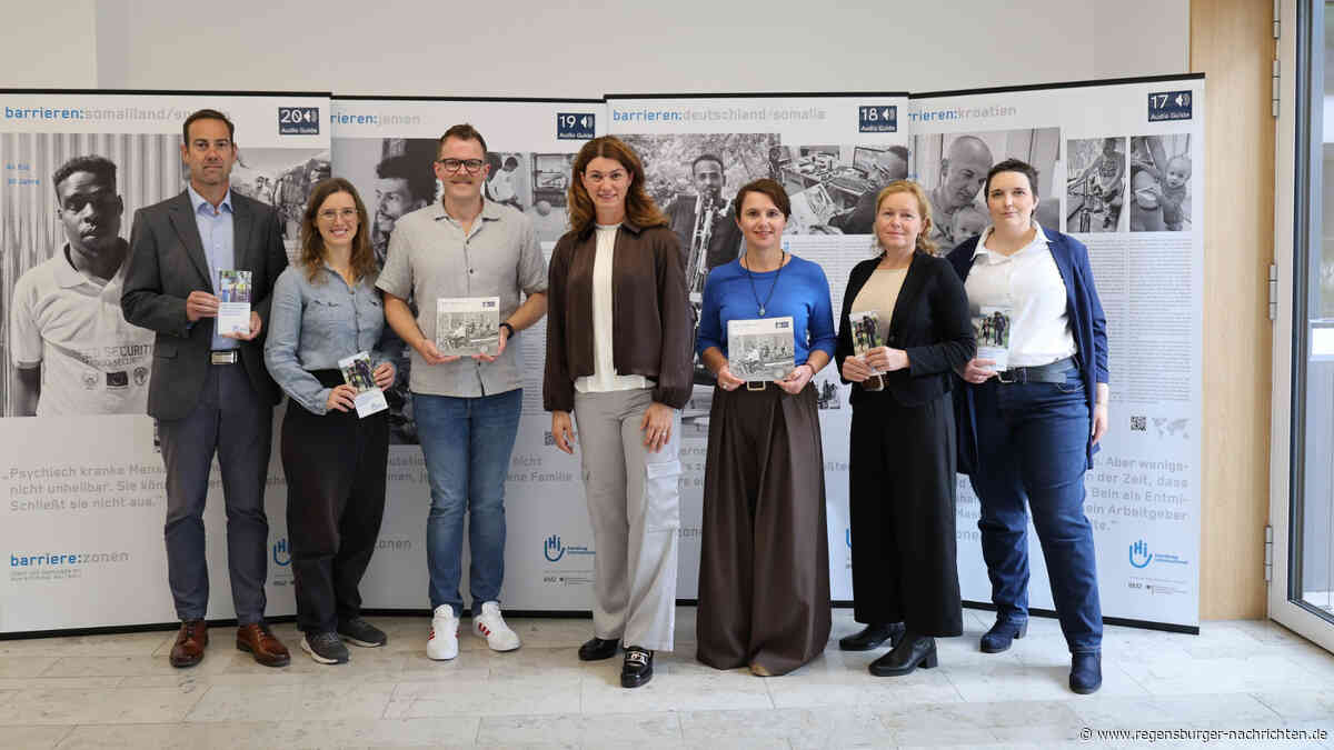 Ausstellung ?barrierezonen? von Handicap International im Landratsamt