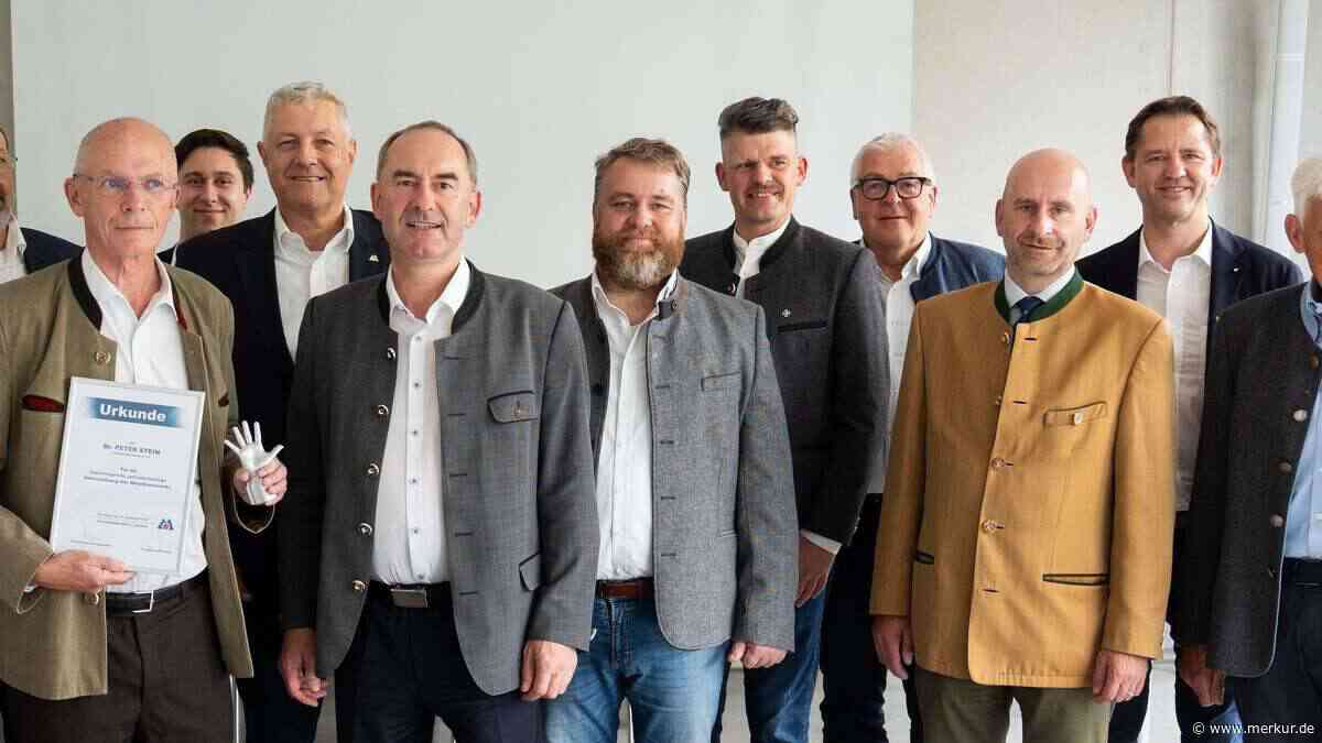 Aiwanger beglückwünscht neue Büchsenmacherinnung in Garching