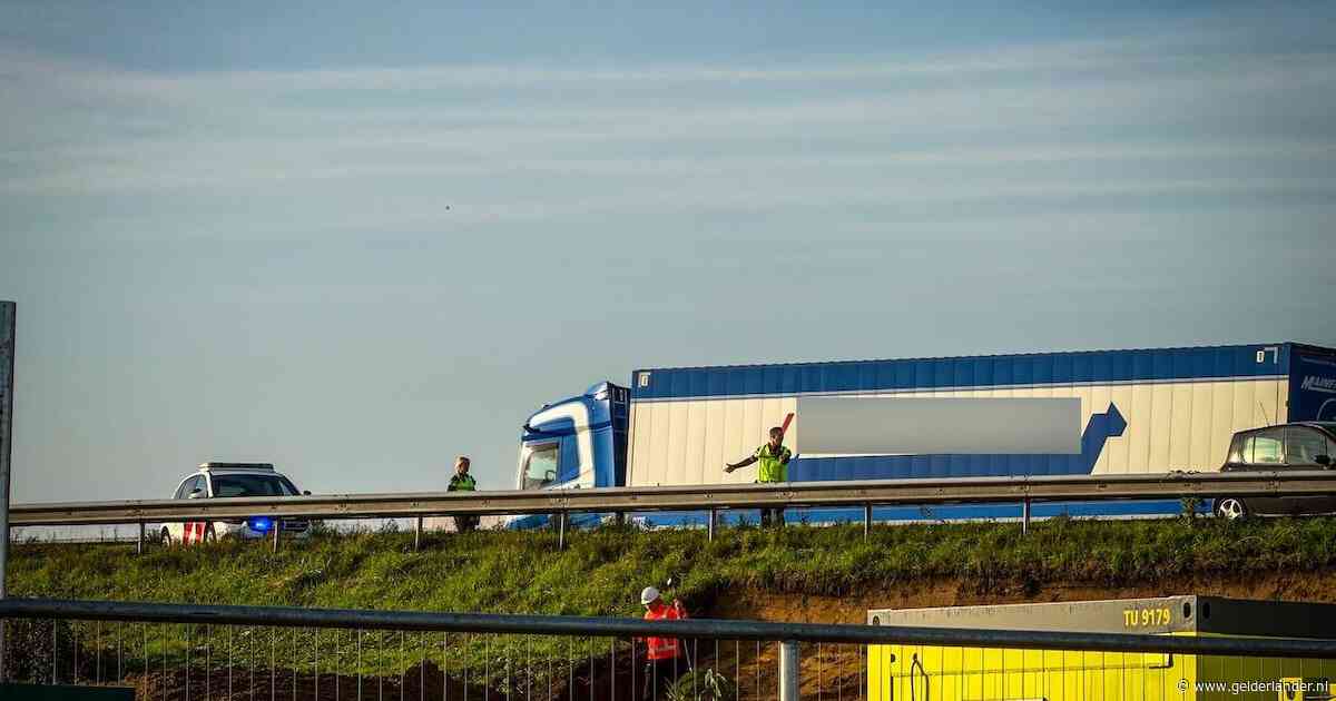 Verkeer moet over de vluchtstrook na  groot ongeluk op A12