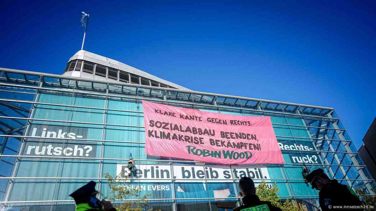 Kletter-Protest von Aktivisten an CDU-Zentrale in Berlin