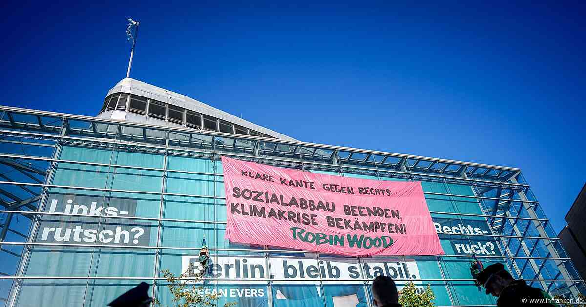 Kletter-Protest von Aktivisten an CDU-Zentrale in Berlin