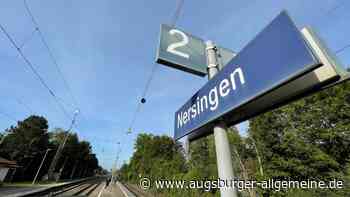 Stillstand am Nersinger Bahnhof: Zahlreiche Passagiere in Tracht warten