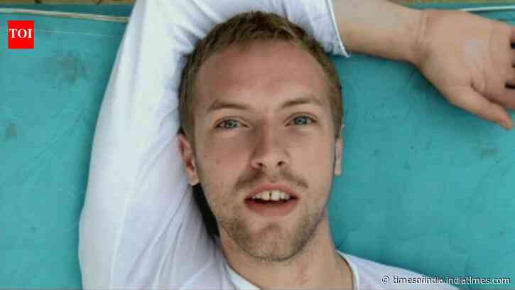 Coldplay lead Chris Martin surprised a busker with a random duet on the streets