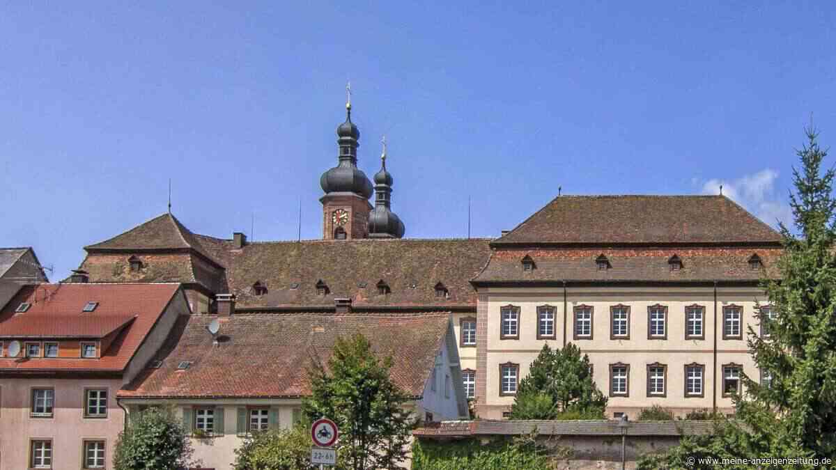 Rokokobibliothek und Klosterkirche warten in diesem Schwarzwald-Dorf
