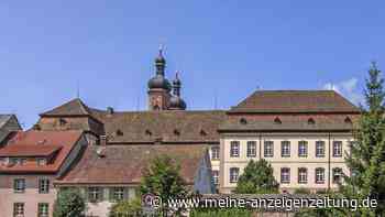 Rokokobibliothek und Klosterkirche warten in diesem Schwarzwald-Dorf