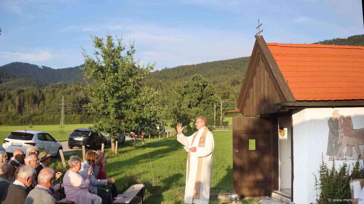 Benediktbeuern: Hagelschäden beseitigt – Kapelle in Häusern neu gesegnet