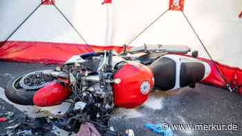 Taxi und Motorrad stoßen zusammen: Biker stirbt nach Unfall noch vor Ort