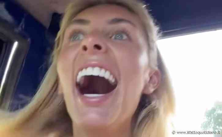La pornostar Bonnie Blue scatena il delirio tra le matricole. La polizia minaccia di buttarla fuori città: “Ha scatenato un incredibile caos con i ragazzi”