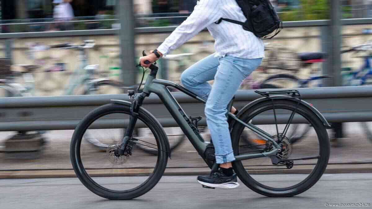 Bewusstlos auf Radweg gefunden: E-Bike-Fahrerin in Burgkirchen lebensgefährlich verletzt