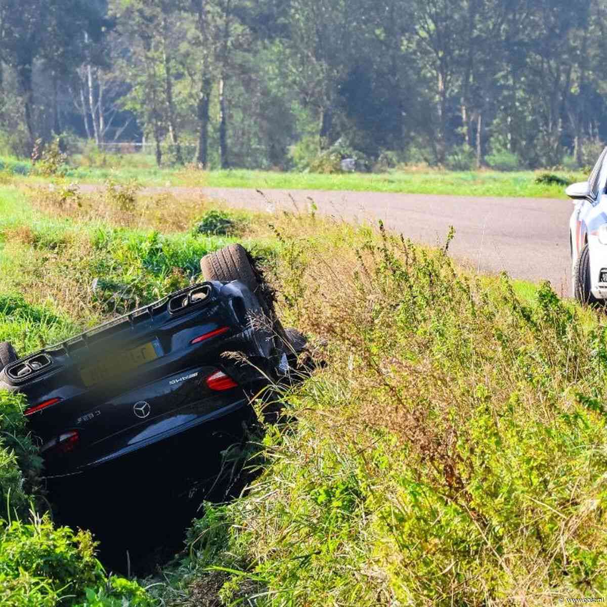 Vermoedelijke vluchtauto crasht na winkelinbraak in Almelo