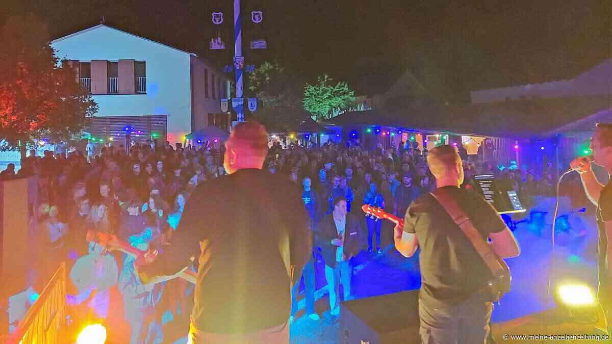 Beim zweiten Auftritt schon 450 Zuhörer: Endhämmer rocken den Doihamer Dorfplatz