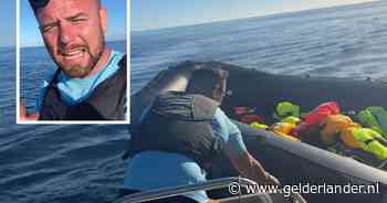 Extreemrechtse activist Daniel Thomas steekt rubberboot in het Kanaal lek terwijl reddingswerker aan boord is