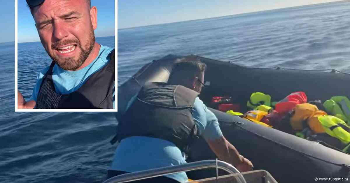 Extreemrechtse activist Daniel Thomas steekt rubberboot in het Kanaal lek terwijl reddingswerker aan boord is