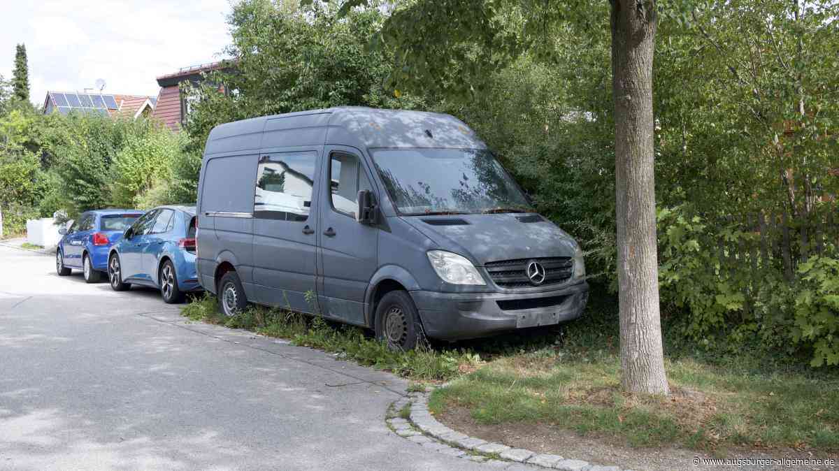 Anwohner verzweifelt: Wann wird der abgemeldete Transporter in der Adam-Vogt-Straße abgeschleppt?