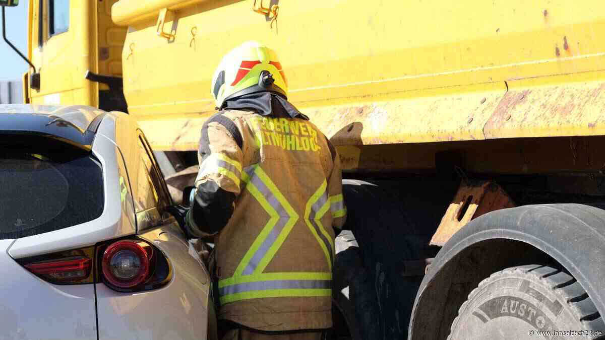 Unfall bei Mühldorf: Autofahrerin prallt beim Überholen gegen abbiegenden Lkw