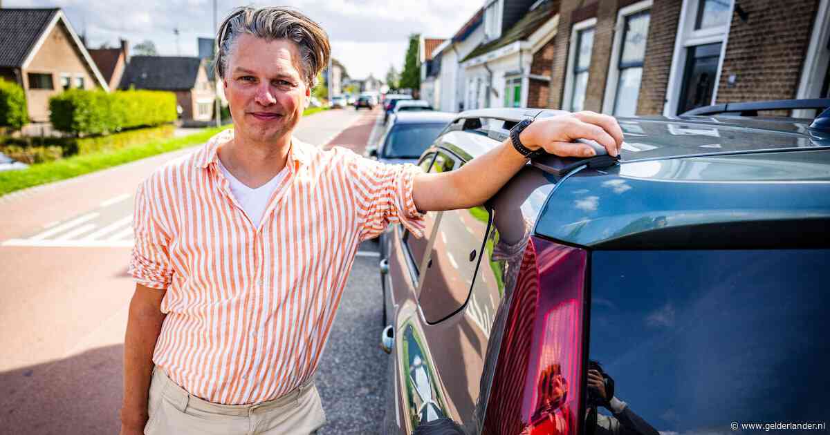 Jacob ziet tientallen voorbijgangers tegen zijn geparkeerde auto botsen: ‘Al 13.500 euro schade’