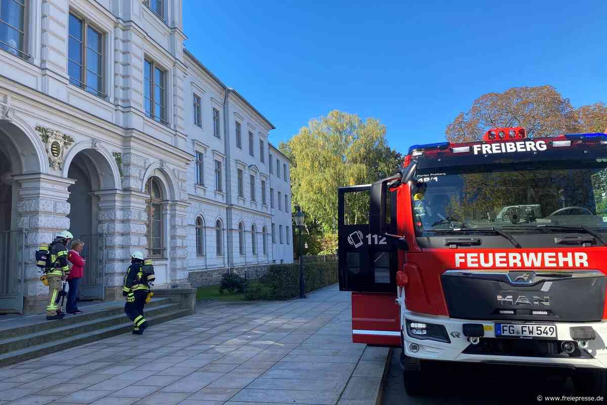 Feuerwehreinsatz am Schollgymnasium in Freiberg: 500 Schüler müssen Gebäude verlassen