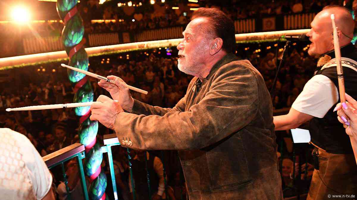 Besuch auf dem Oktoberfest: Arnold Schwarzenegger schwingt den Taktstock