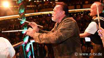 Besuch auf dem Oktoberfest: Arnold Schwarzenegger schwingt den Taktstock
