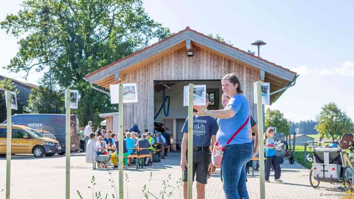 150 Besucher entdecken Sonderdilching und Kleinhöhenkirchen – und staunen über eine runde Eingangstür