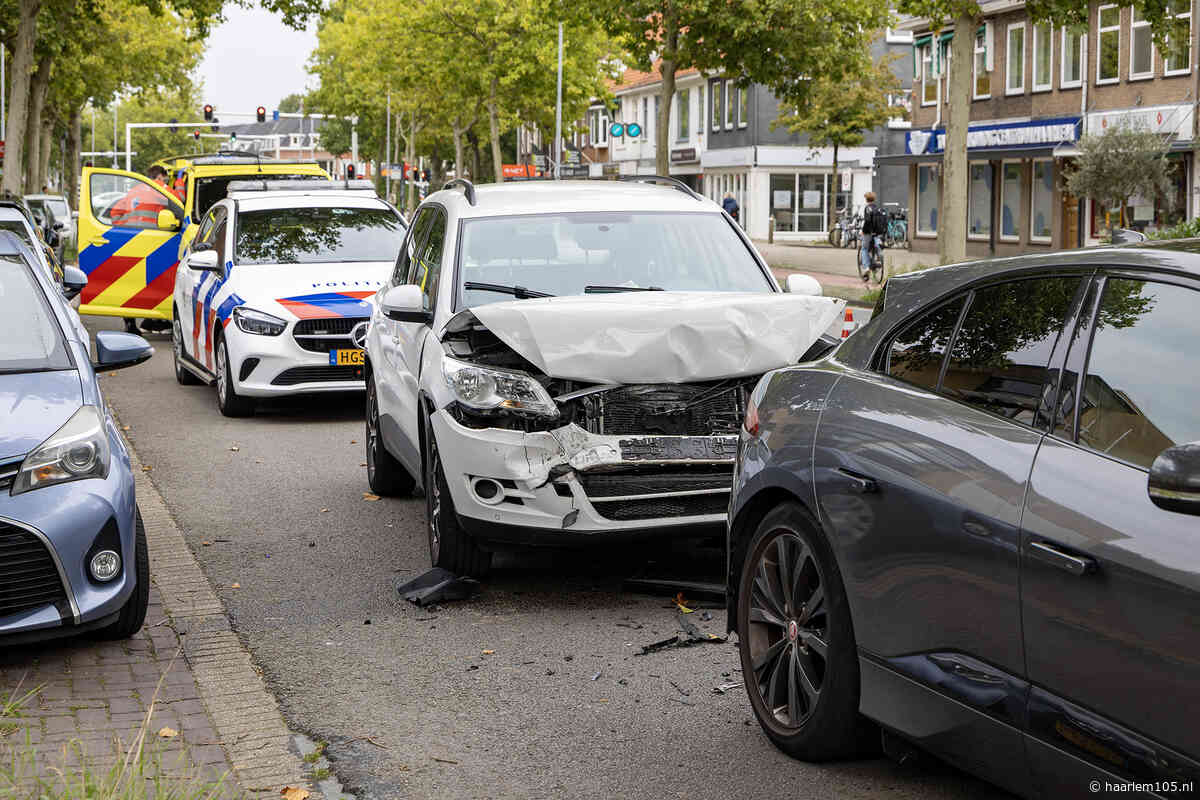 Botsing tussen auto en taxi op Rijksstraatweg, weg deels geblokkeerd